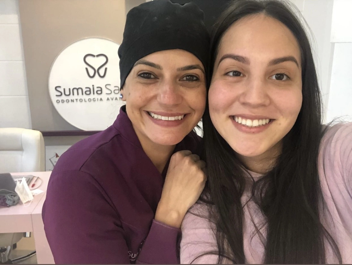 Paciente com sorriso natural e saudável pós-tratamento