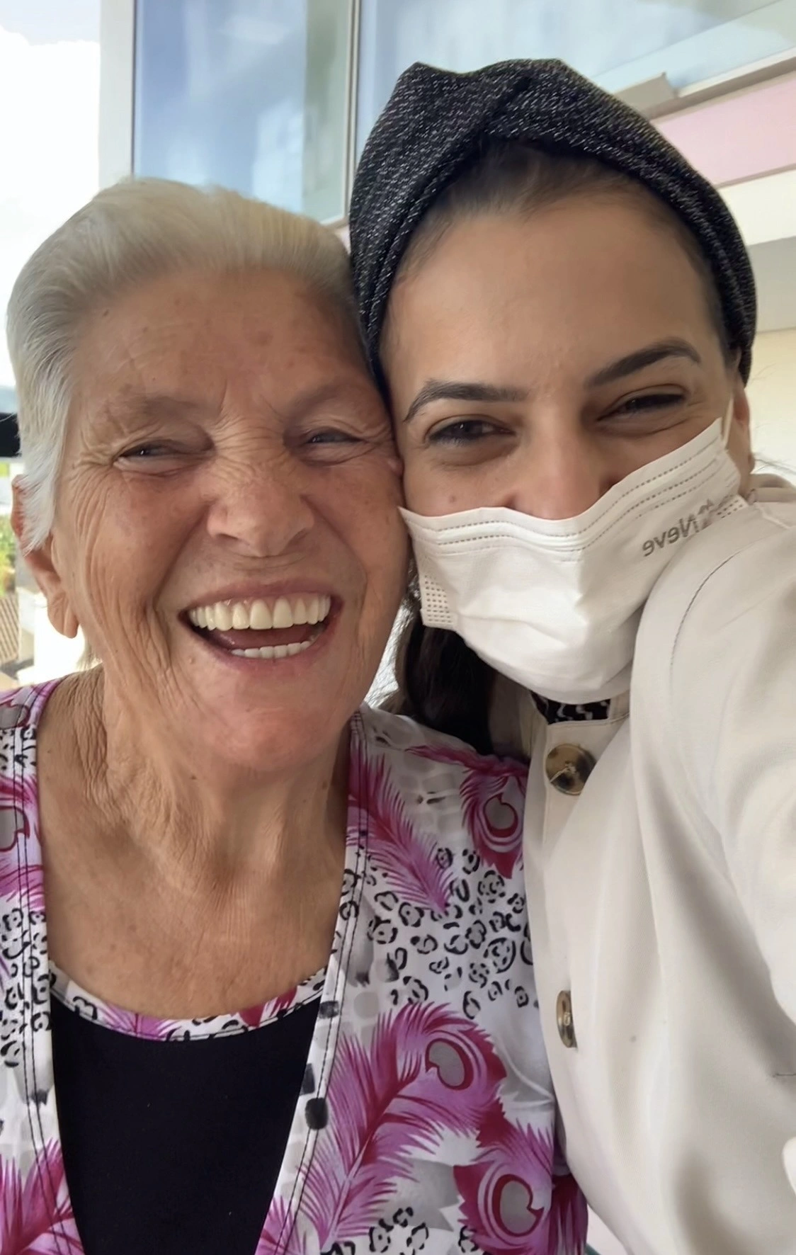 Paciente mulher satisfeita após tratamento odontológico