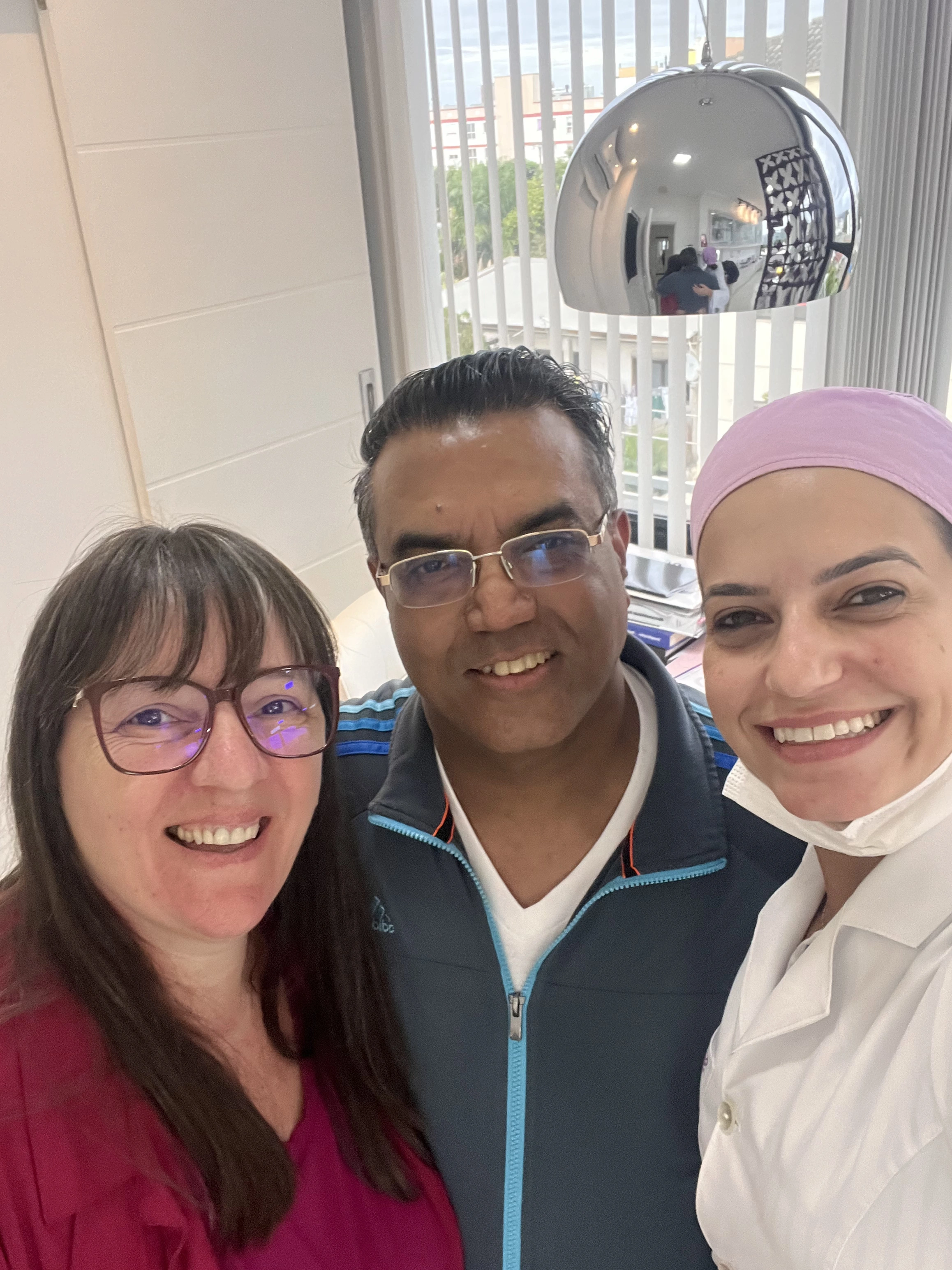 Casal de pacientes sorrindo satisfeitos na clínica